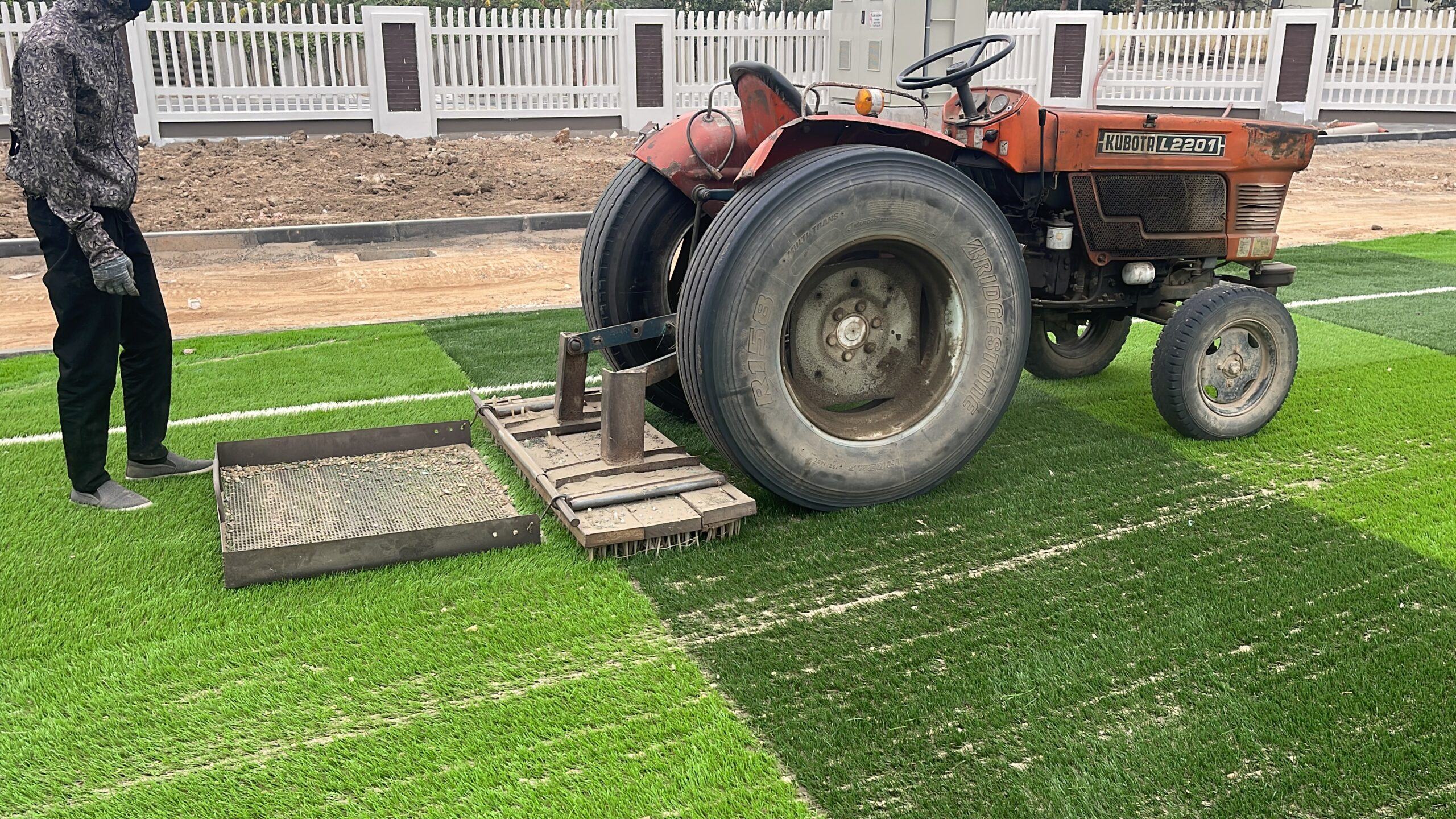 Cấu Tạo Sân Cỏ Nhân Tạo Gồm Những Gì? Phân Tích Chi Tiết Từng Lớp 21 FE57D982 570C 46C5 B263 3CD2D09290BC scaled