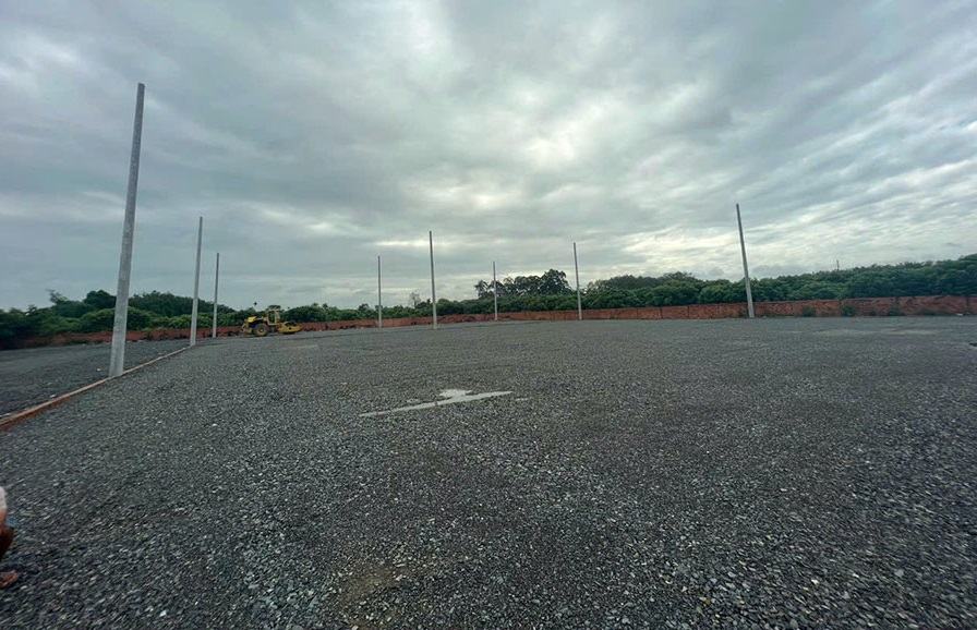 Thi cong san bong da co nhan tao tai Long An