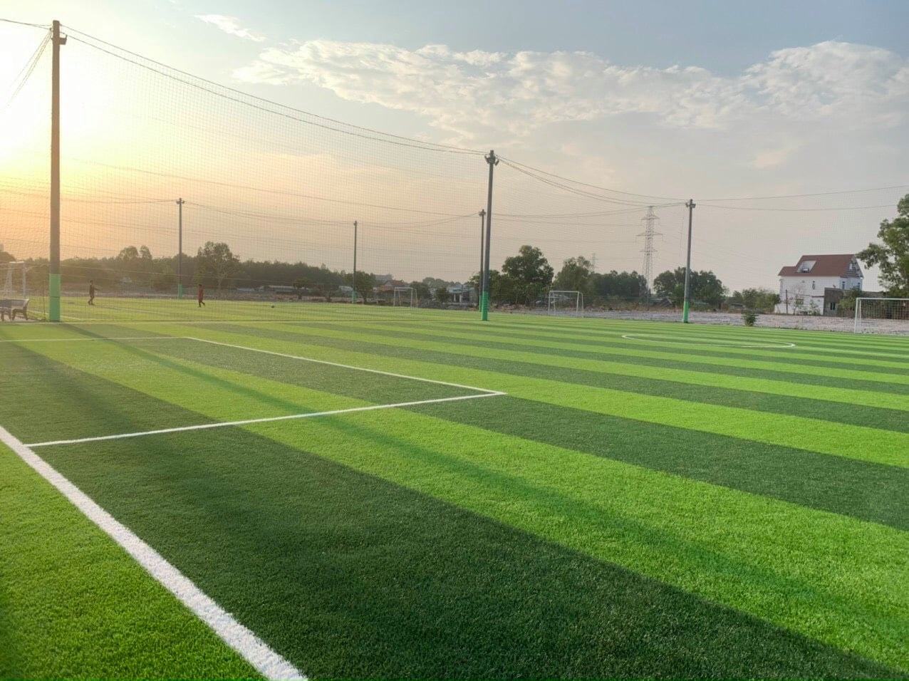 Xây dựng hệ thống thoát nước cho sân cỏ nhân tạo 13 co san bong