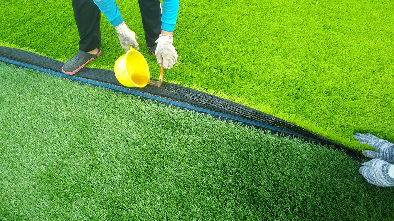 Các Lỗi Hay Gặp Khi Thi Công Sân Bóng Cỏ Nhân Tạo 14 keo dan co nhan tao