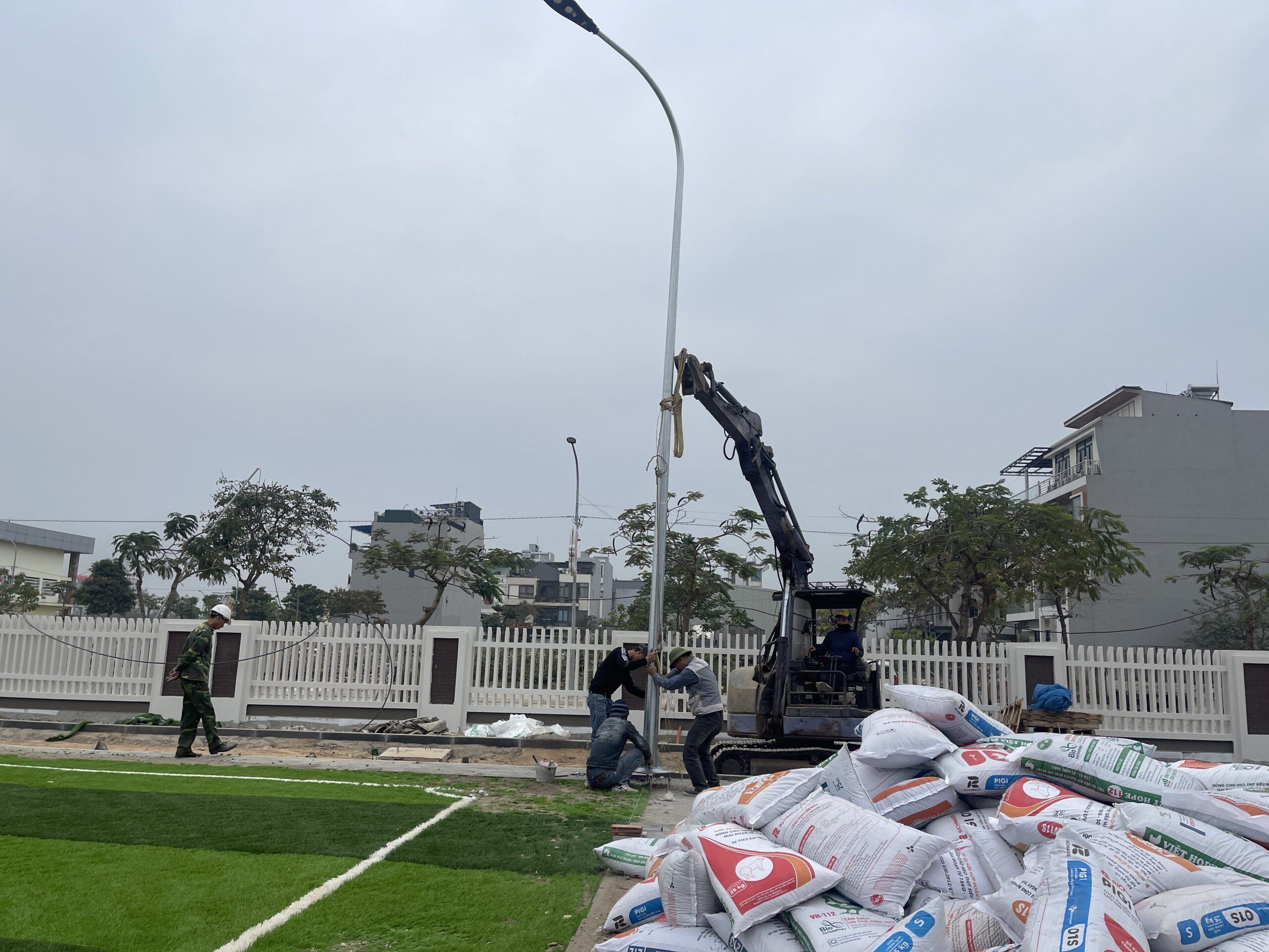 Bí quyết chọn đèn sân bóng chuẩn quốc tế: Tiêu chuẩn, giá và cách lắp đặt tối ưu 2025 18 EA98C355 9464 4534 B3A9 A39ADBC84736 1 scaled