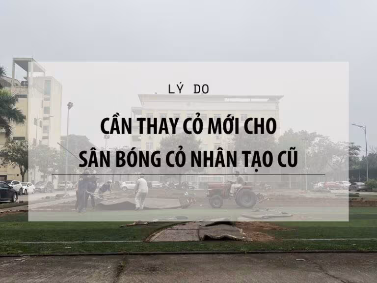 Mặt sân bóng cỏ nhân tạo cũ cần thay cỏ mới