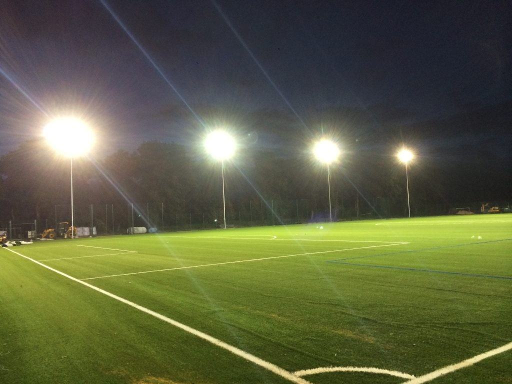 Bí quyết chọn đèn sân bóng chuẩn quốc tế: Tiêu chuẩn, giá và cách lắp đặt tối ưu 2025 10 den led chieu sang san van dong