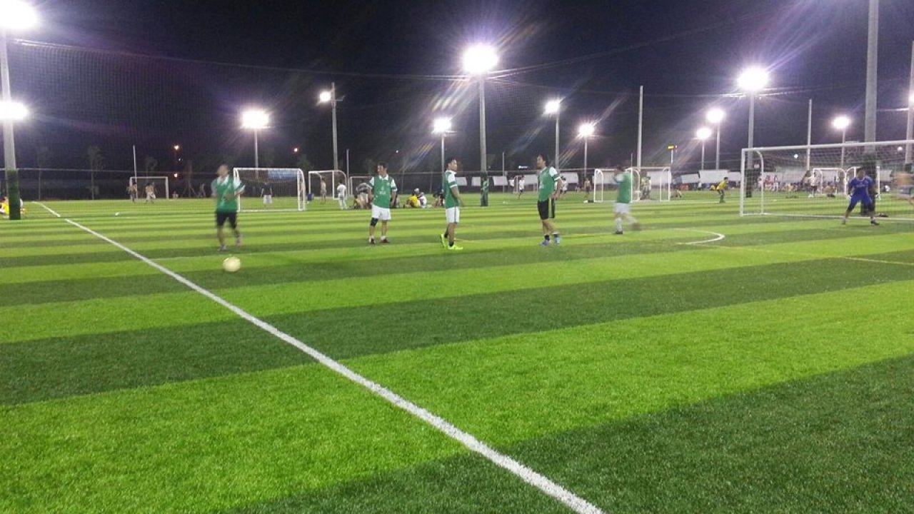 Bí quyết chọn đèn sân bóng chuẩn quốc tế: Tiêu chuẩn, giá và cách lắp đặt tối ưu 2025 11 he thong den led chieu sang