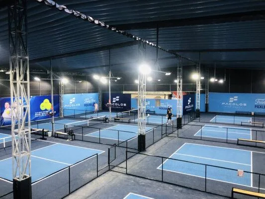 Cụm sân pickleball có mái che với hệ đèn và line sân rõ nét Cụm sân pickleball có mái che với hệ đèn và line sân rõ nét