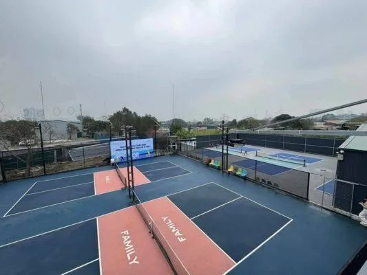 Sân pickleball hoàn thiện với màu sân nổi bật và vạch kẻ dễ quan sát Sân pickleball hoàn thiện với màu sân nổi bật và vạch kẻ dễ quan sát