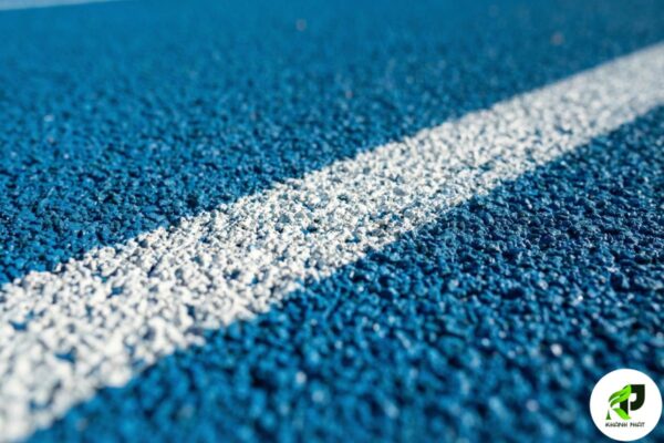 Chi phí thi công sân điền kinh tại Việt Nam dao động 650.000-1.750.000 đồng/m² tùy loại vật liệu