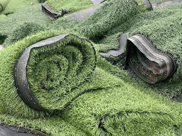 Cỏ nhân tạo cũ bóc sân tại kho Khánh Phát