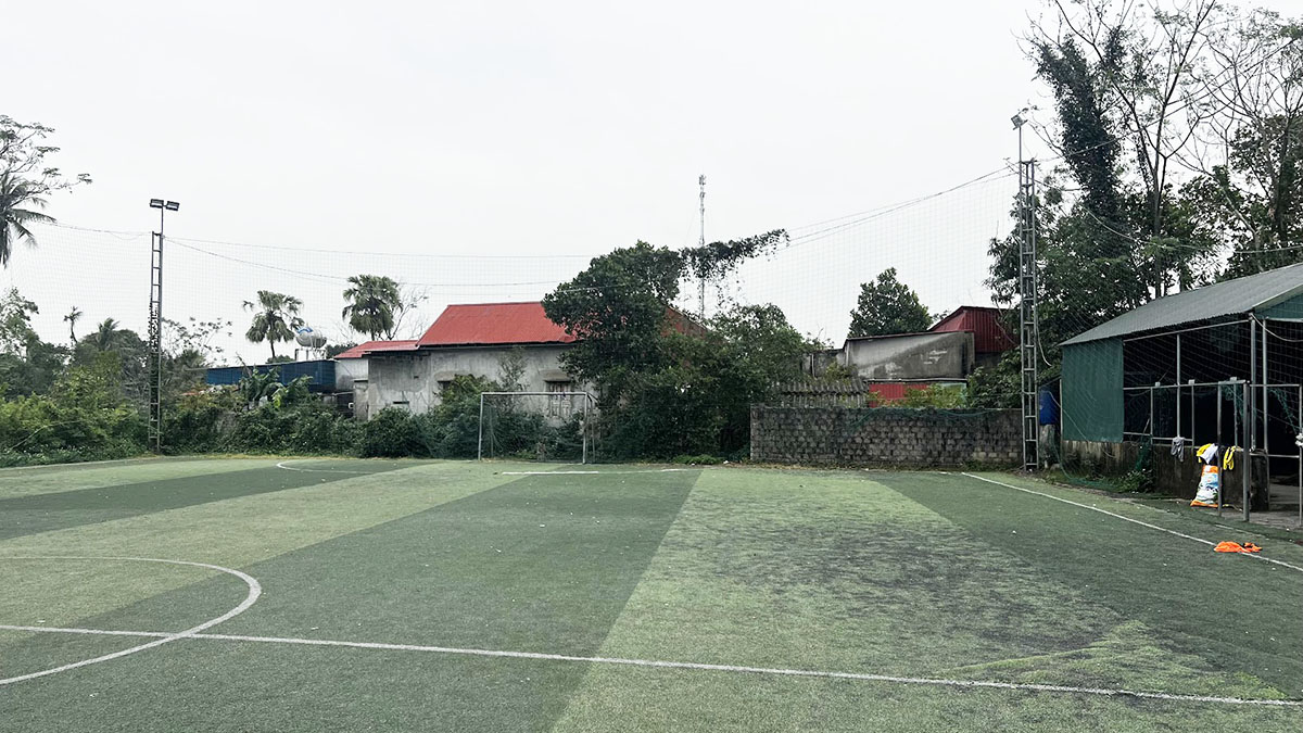 Mot san bong tai Thanh Hoa co da mon mot so doan line trang bi bung