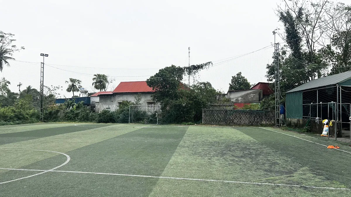 Mot san bong tai Thanh Hoa co da mon mot so doan line trang bi bung