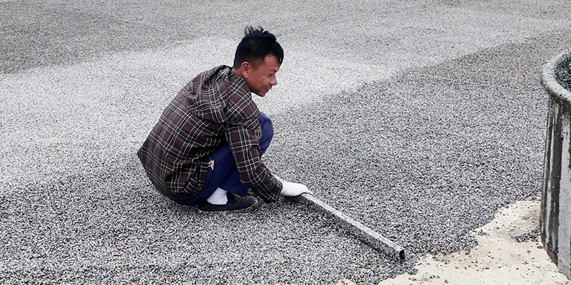 Thợ Khánh Phát cán nền cao su EPDM tại sân bóng rổ