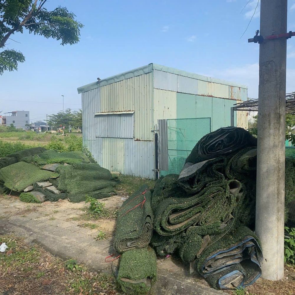 Kiểm tra chất lượng cỏ cũ trước khi xuất kho