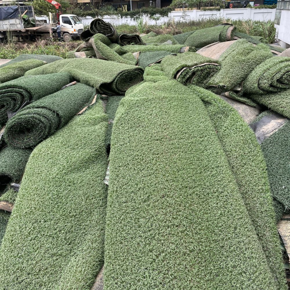 Cuộn cỏ nhân tạo cũ thanh lý tại kho Hà Nội