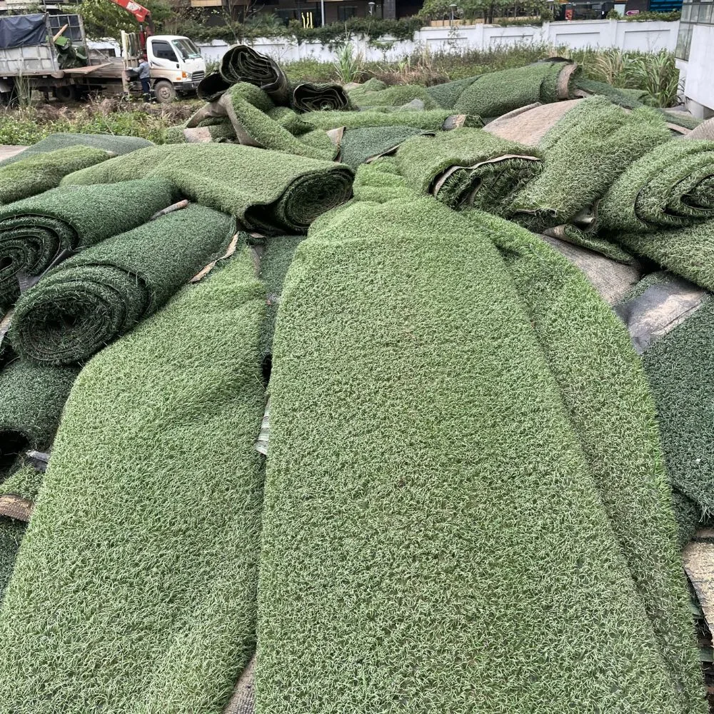 Cỏ nhân tạo cũ vừa được bóc từ sân bóng Cỏ nhân tạo cũ vừa được bóc từ sân bóng