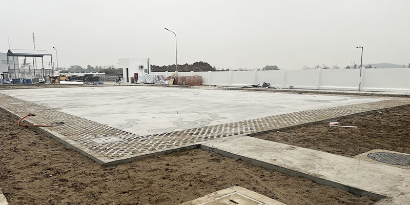 Nền sân xi măng trước khi xử lý mặt sân bóng rổ