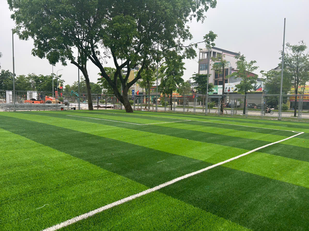đường biên sân bóng cỏ nhân tạo Trường Lê Hữu Tự sau hoàn thiện