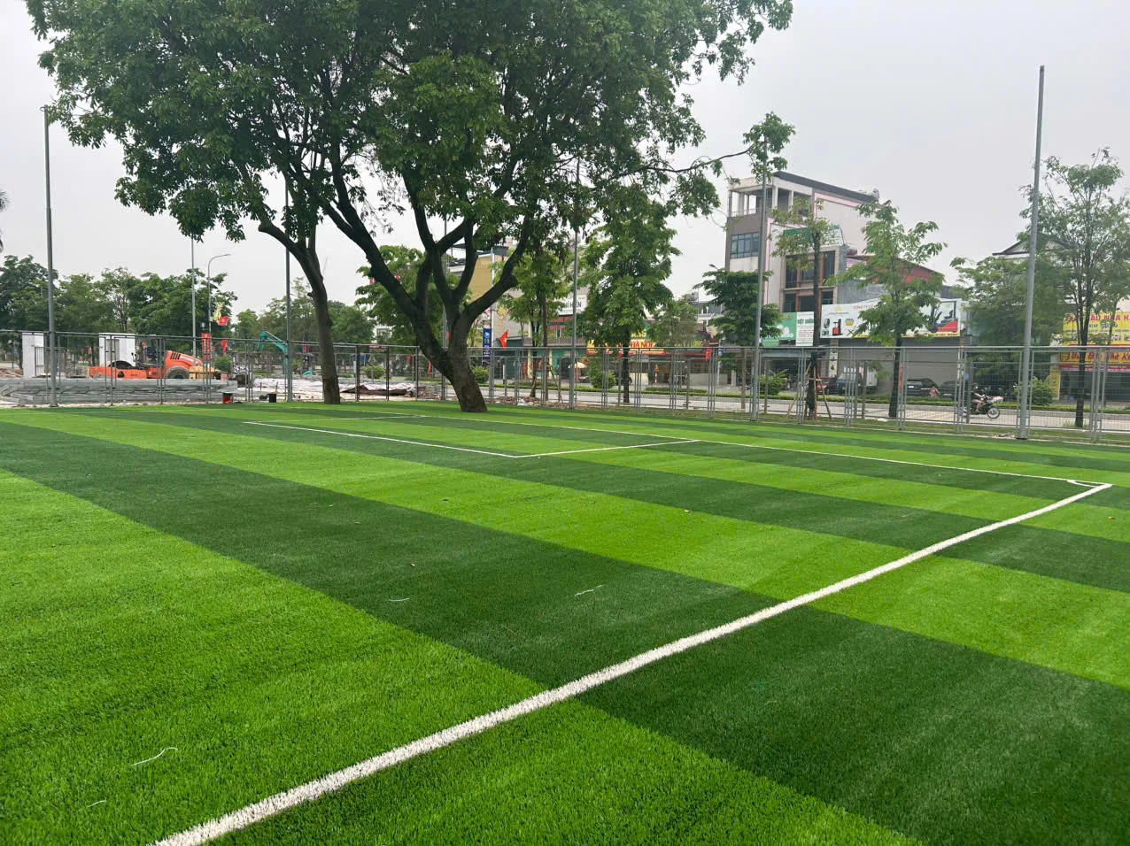 đường biên sân bóng cỏ nhân tạo Trường Lê Hữu Tự sau hoàn thiện đường biên sân bóng cỏ nhân tạo Trường Lê Hữu Tự sau hoàn thiện
