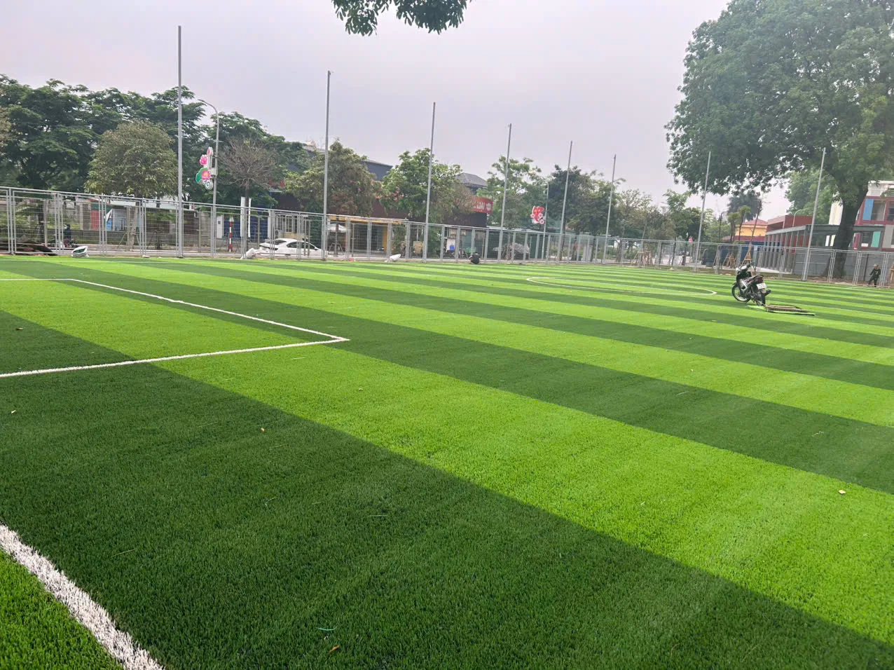 hàng rào và lưới quây quanh sân bóng Trường Lê Hữu Tự hàng rào và lưới quây quanh sân bóng Trường Lê Hữu Tự