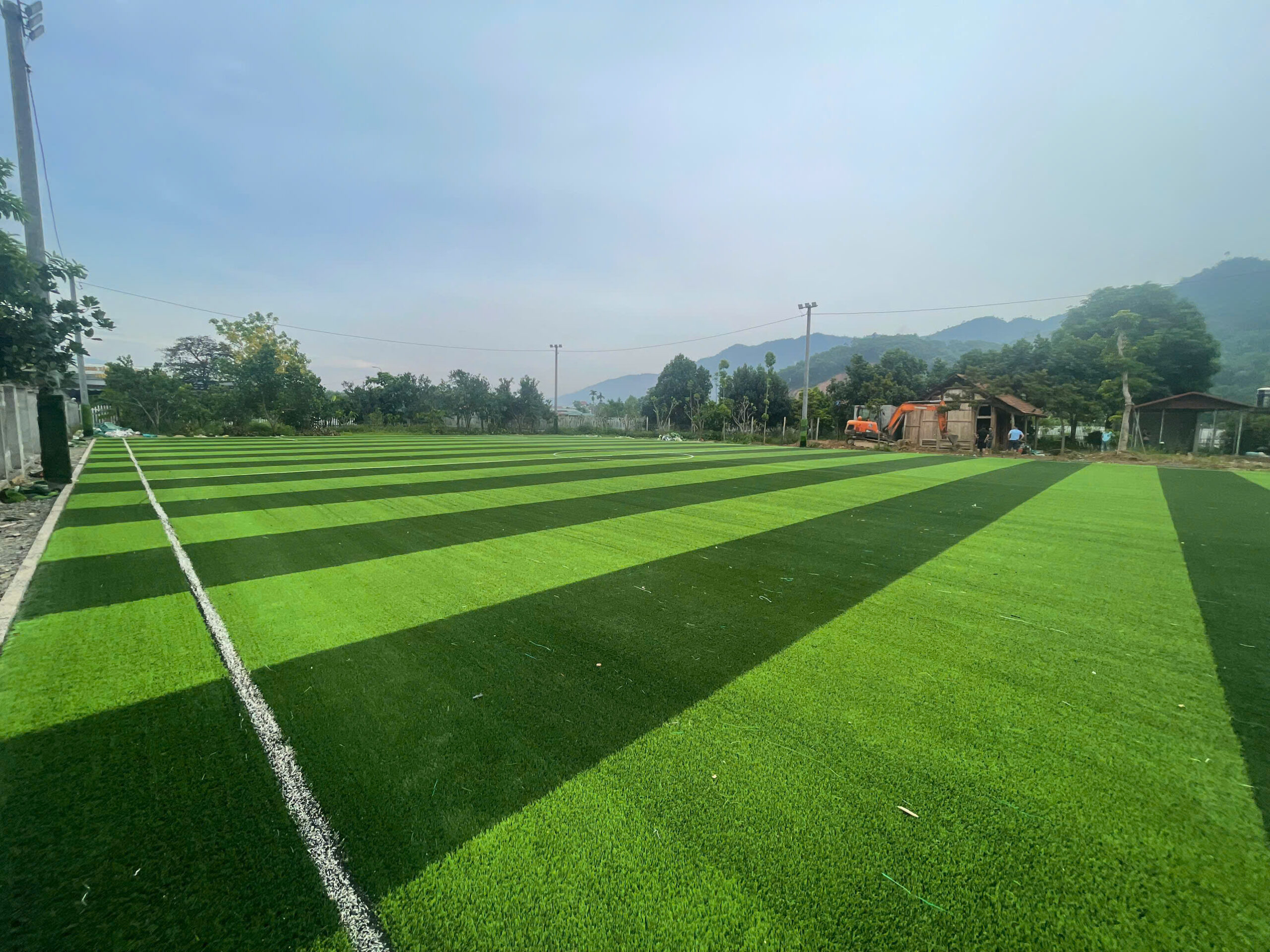 lòng sân thi đấu 30 x 50m sân bóng Yên Lập Phú Thọ
