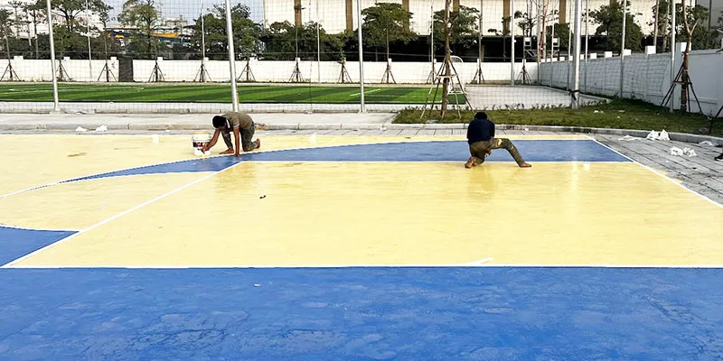 Thợ Khánh Phát đang sơn sân bóng rổ