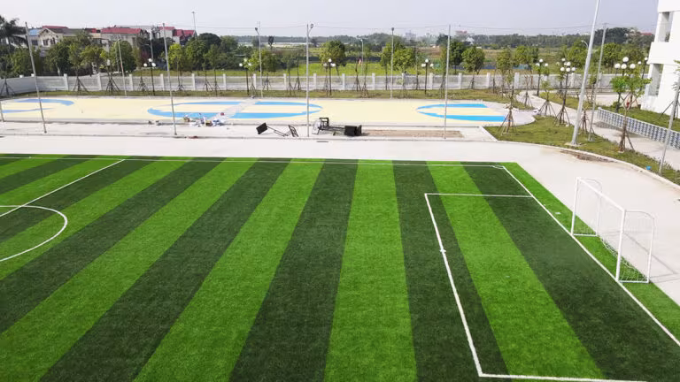 Chi Phí Thi Công Sân Bóng Cỏ Nhân Tạo Cho Trường Học 2026: Khoảng 250 Triệu