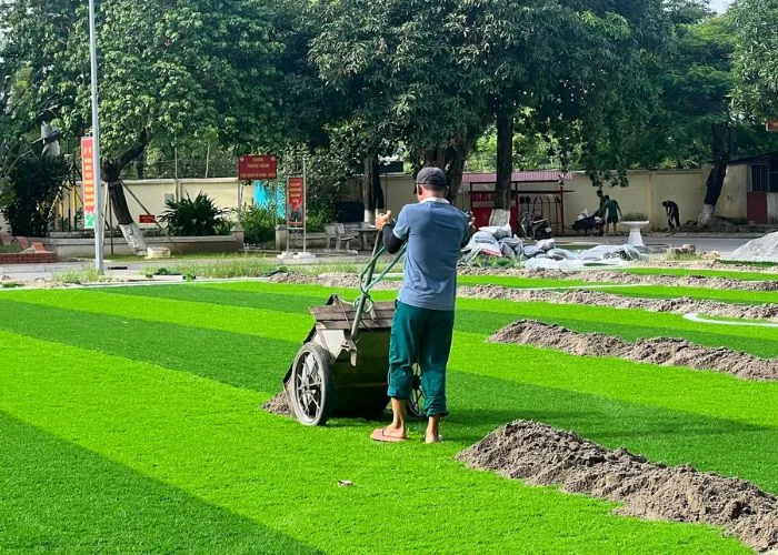Sân bóng 11 người cỏ nhân tạo đang được Khánh Phát thi công