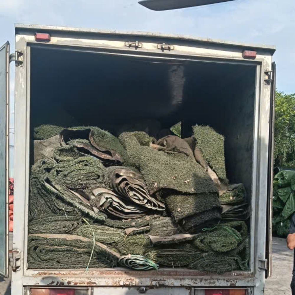 Cỏ nhân tạo cũ loại 45K — sợi còn đứng tốt