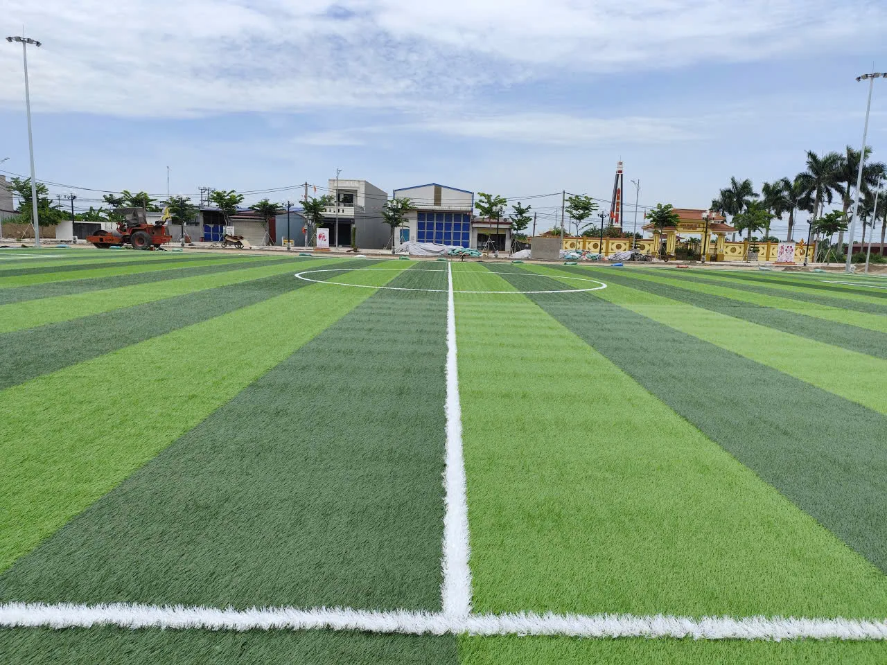 vạch giữa sân bóng cỏ nhân tạo Vĩnh Thịnh Hải Phòng