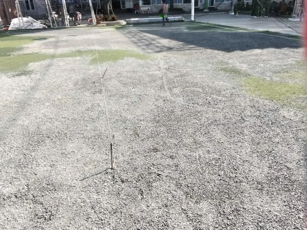 Kiểm tra và căn chỉnh mặt bằng trước khi trải cỏ mới trên nền cỏ cũ