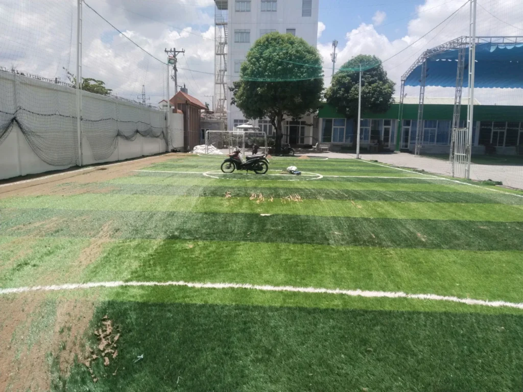 Mặt sân cỏ nhân tạo mới sau khi hoàn thiện tại Trường Phùng Hưng