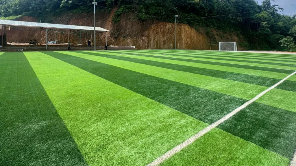 Vạch giữa sân và vòng tròn trung tâm sân bóng 32 x 52m