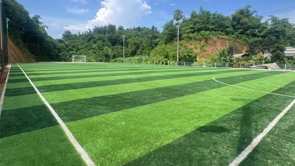 Góc rộng mặt sân bóng cỏ nhân tạo 32 x 52m tại Chiêm Hóa