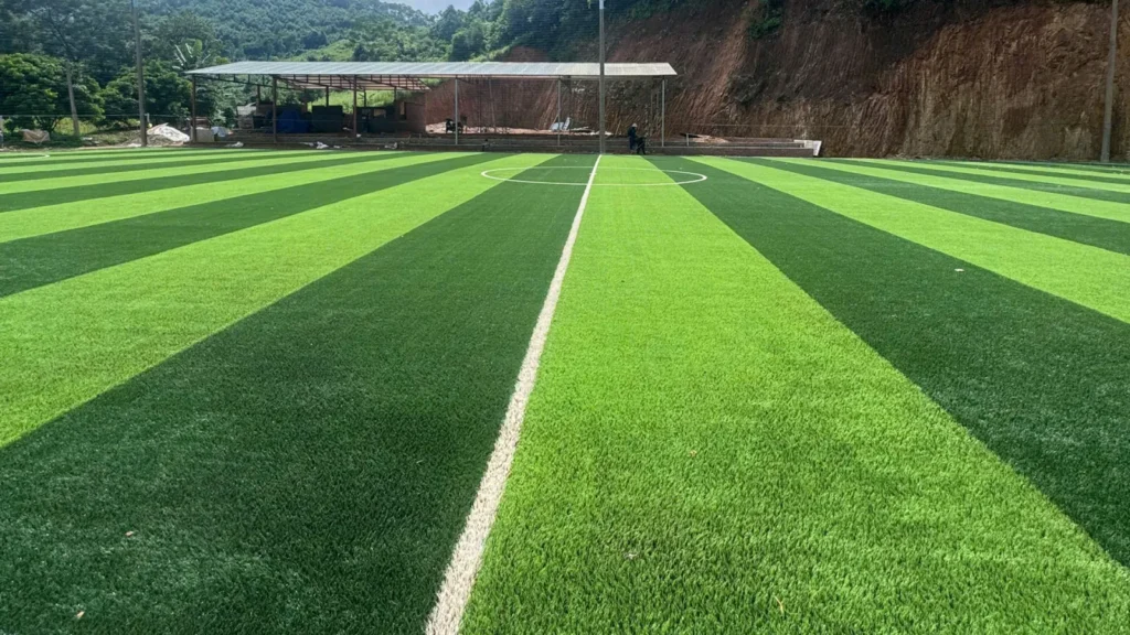 Mặt cỏ nhân tạo sân bóng phối sọc hai tông xanh tại Chiêm Hóa