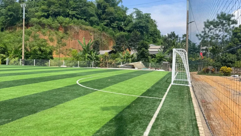 Sân bóng cỏ nhân tạo Thi Công Sân Bóng Chiêm Hóa, Tuyên Quang — Sân 32 × 52m do Khánh Phát thi công