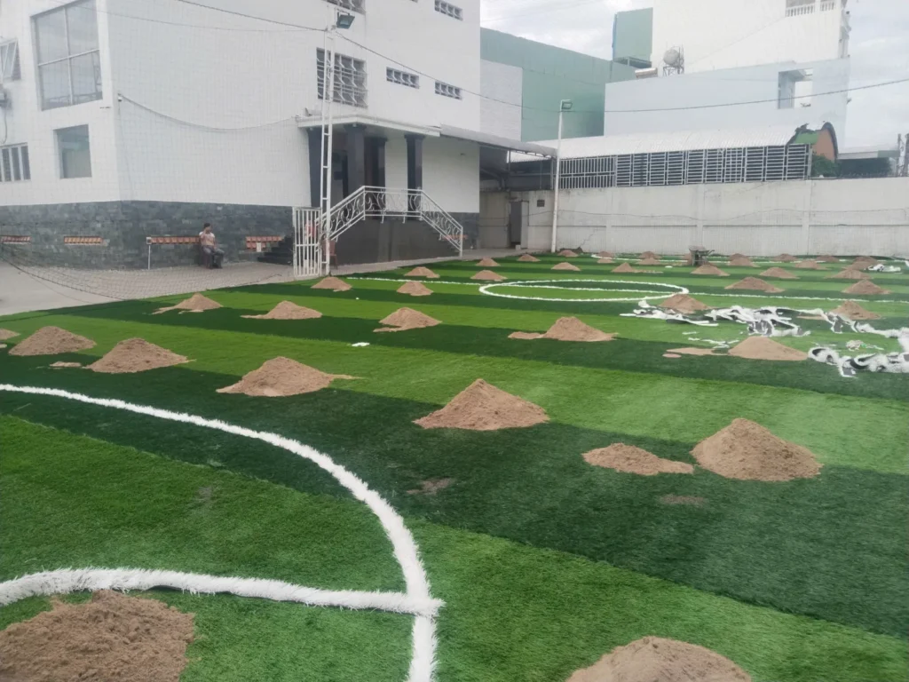 Trải đè cỏ nhân tạo mới trên nền cỏ cũ tại sân Phùng Hưng