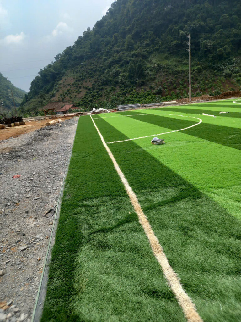 Đường line trắng trên mặt sân bóng cỏ nhân tạo Trường Phiêng Pằn, Sơn La Đường line trắng trên mặt sân bóng cỏ nhân tạo Trường Phiêng Pằn, Sơn La