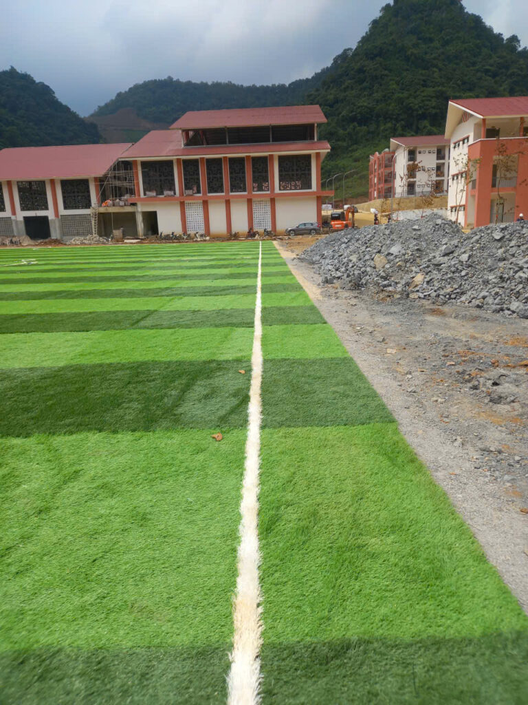 Phía bên sân bóng cỏ nhân tạo 7 người tại Trường Phiêng Pằn Phía bên sân bóng cỏ nhân tạo 7 người tại Trường Phiêng Pằn
