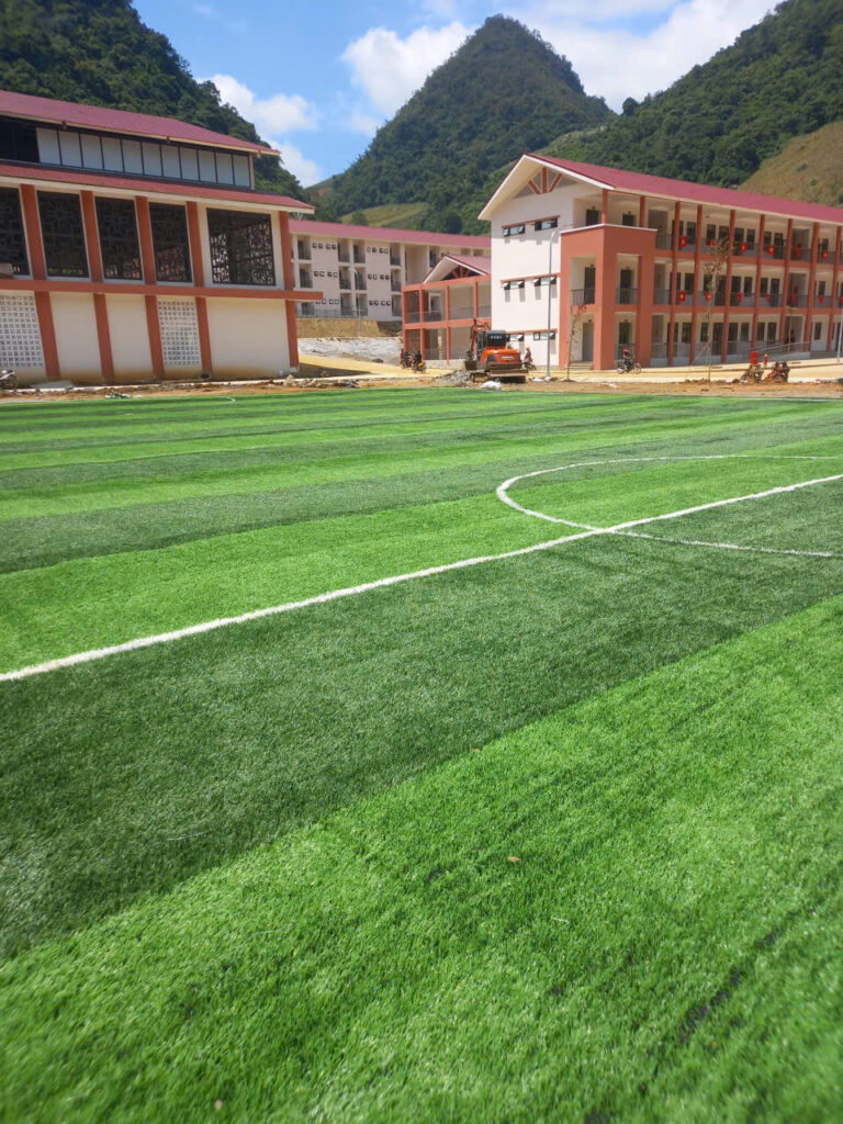 Sân bóng cỏ nhân tạo Thi Công Sân Bóng Trường Phiêng Pằn, Sơn La — Sân 7 Người 32 × 52m do Khánh Phát thi công