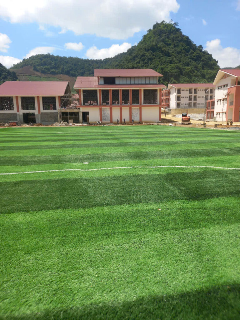 Mặt sân bóng cỏ nhân tạo trong khuôn viên Trường Nội trú Phiêng Pằn Mặt sân bóng cỏ nhân tạo trong khuôn viên Trường Nội trú Phiêng Pằn