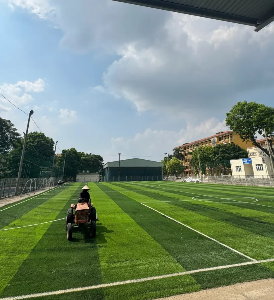 Máy chải cỏ trên sân bóng Trường Đại học Sư phạm Hà Nội 2